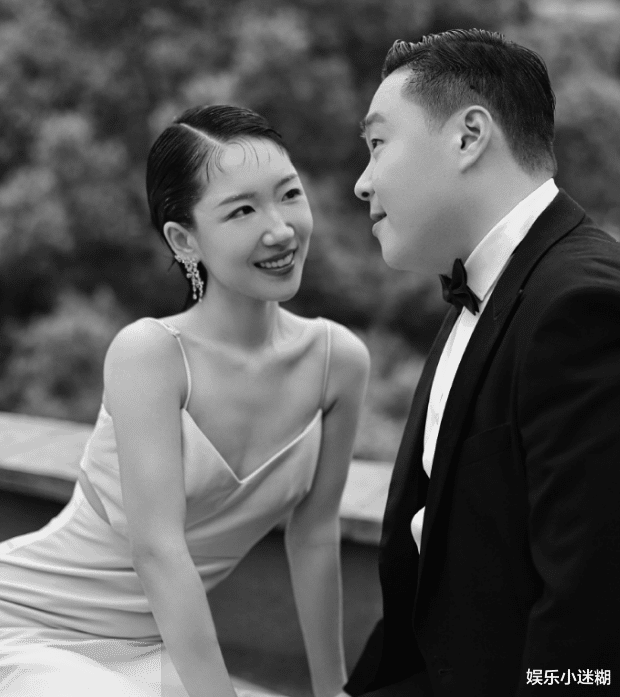 郝劭文|童星郝劭文晒婚纱照,领带勒脖、角度怪异,32岁妻子无眉离异带娃