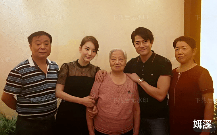 57岁郭富城和小4岁岳母合影,状态天上地下,年龄只是数字吗?