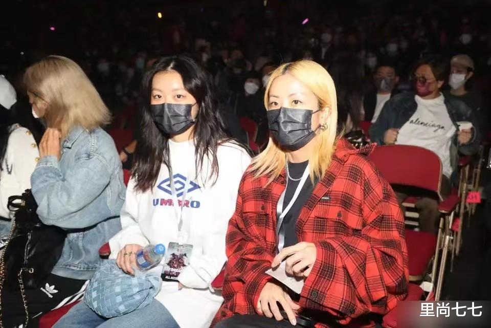 穿衣搭配|陈奕迅18岁女儿罕露面,打扮清纯像乖乖女,老婆染金发显叛逆