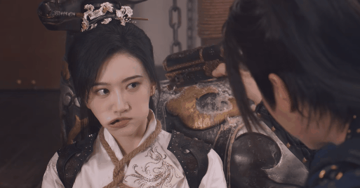 没想到，快到年底了，35岁景甜会以这种的方式，打出一副“王炸”