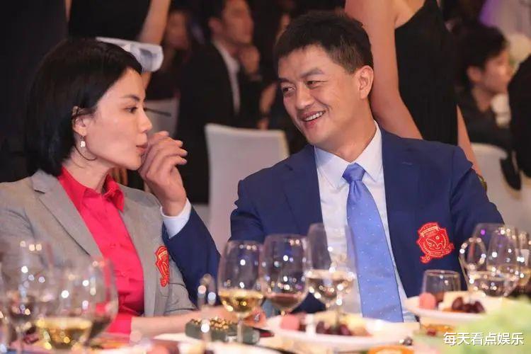 李亚鹏和妻子发生激烈争执，他怀疑妻子吸他的人气，遮羞布被撤下！