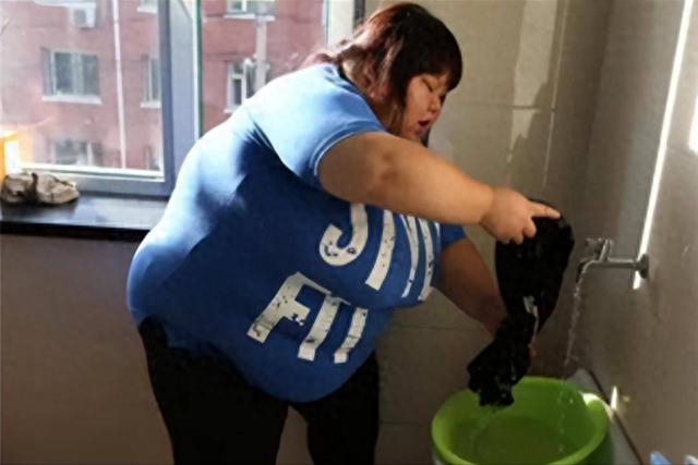 昔日校花被丈夫喂到330斤、睡塌两张床，丈夫：我怕她被别人抢走