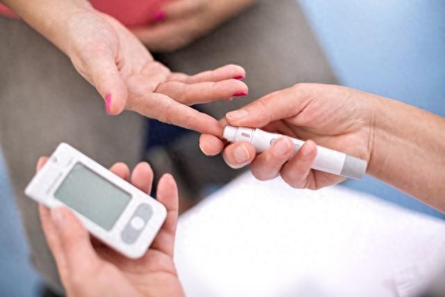 血糖超标,身体会“通风报信”?如果有这6个表现,尽量别忽视