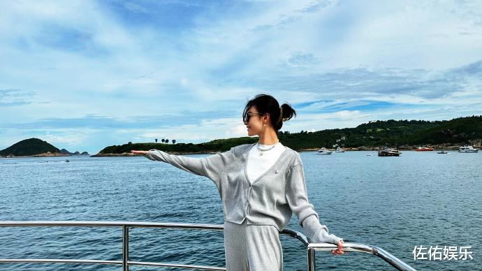 倪妮晒照庆35岁生日，身材窈窕超迷人，笑容甜美让人心动