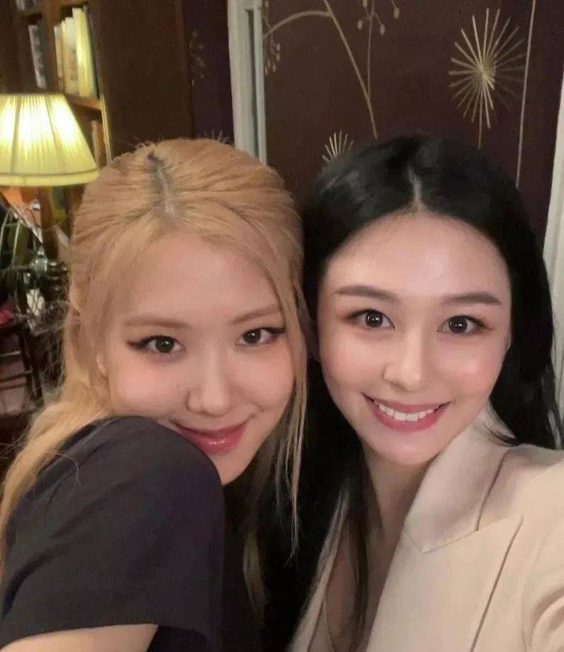 演唱会|人间芭比Lisa赴港开演唱会，与千亿富三代贴脸合影