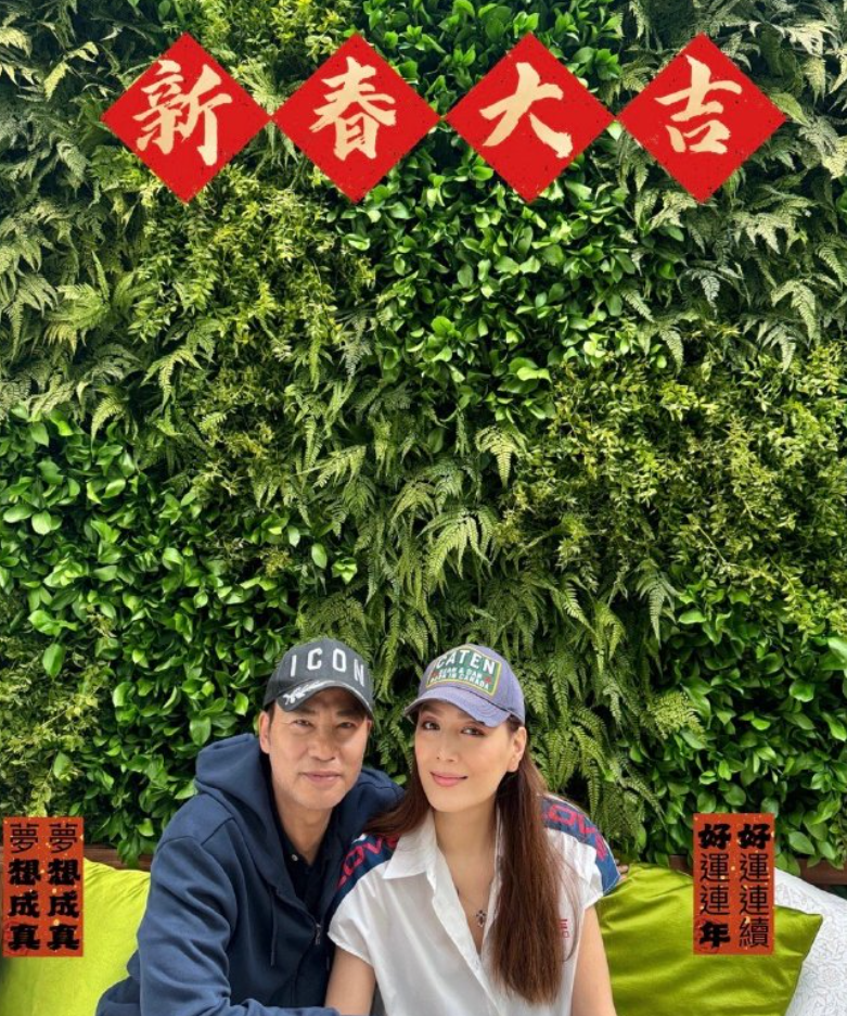 69岁任达华现身英国过年!陪小12岁娇妻晒照秀幸福,夫妻温馨同框