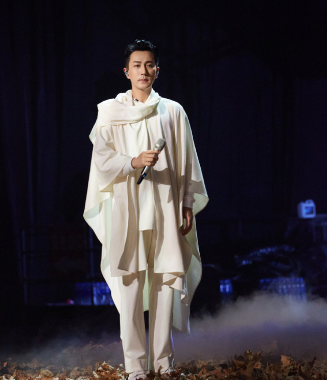 刘恺威|刘恺威低调返港前往林夏薇豪宅拜年,笑容满面,女友李晓峰未陪同