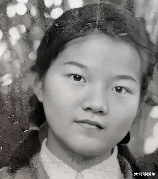 陈凯歌前妻定居法国，和现任逛街路遇骚乱场面，染紫发露怪异表情