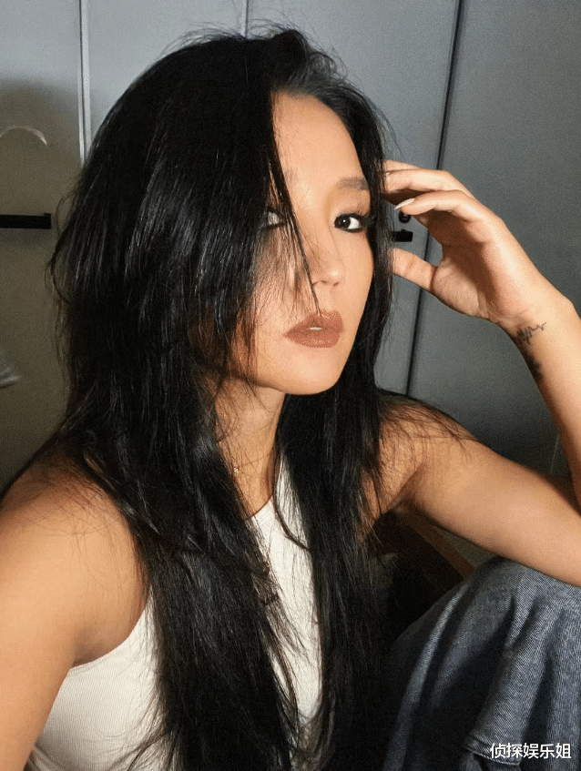 何洁晒朋克风美照，烟熏妆个性养眼，瘦身近70斤后脱胎换骨美炸屏