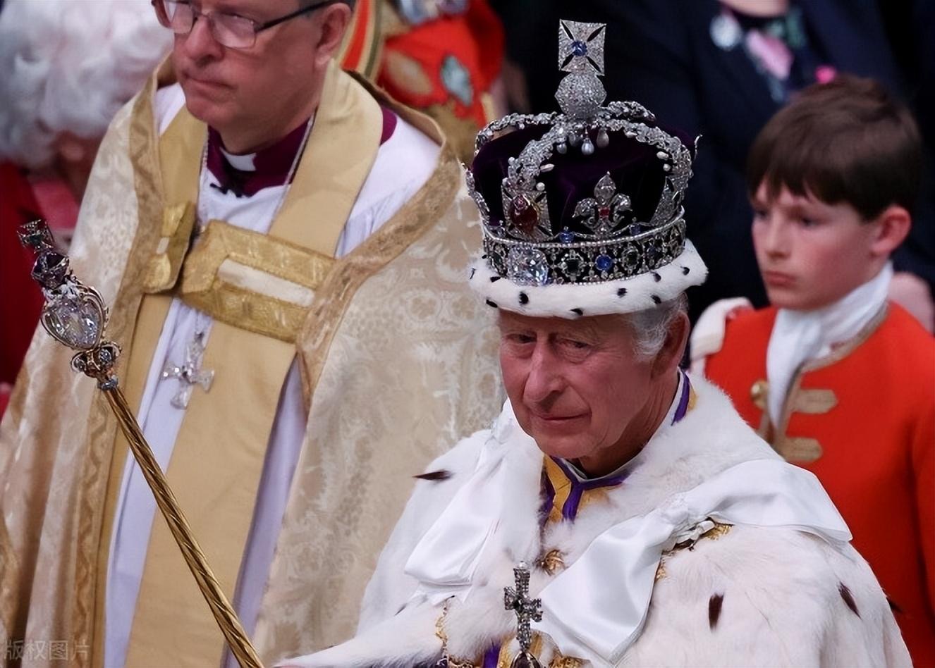 王冠|夏洛特公主绝了!8岁小姑娘眼神老练凌厉,恍如伊丽莎白女王再现