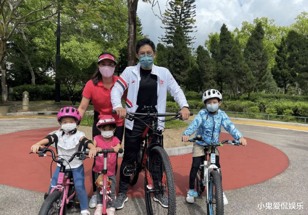 郭晶晶晒为霍启刚庆生全家福,豪宅内景曝光,满地衣服一片狼藉