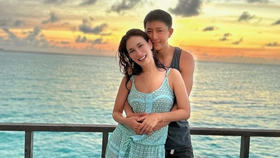 卢靖姗晒马尔代夫度假照，韩庚从背后将其环腰抱，小姨子也一路同行