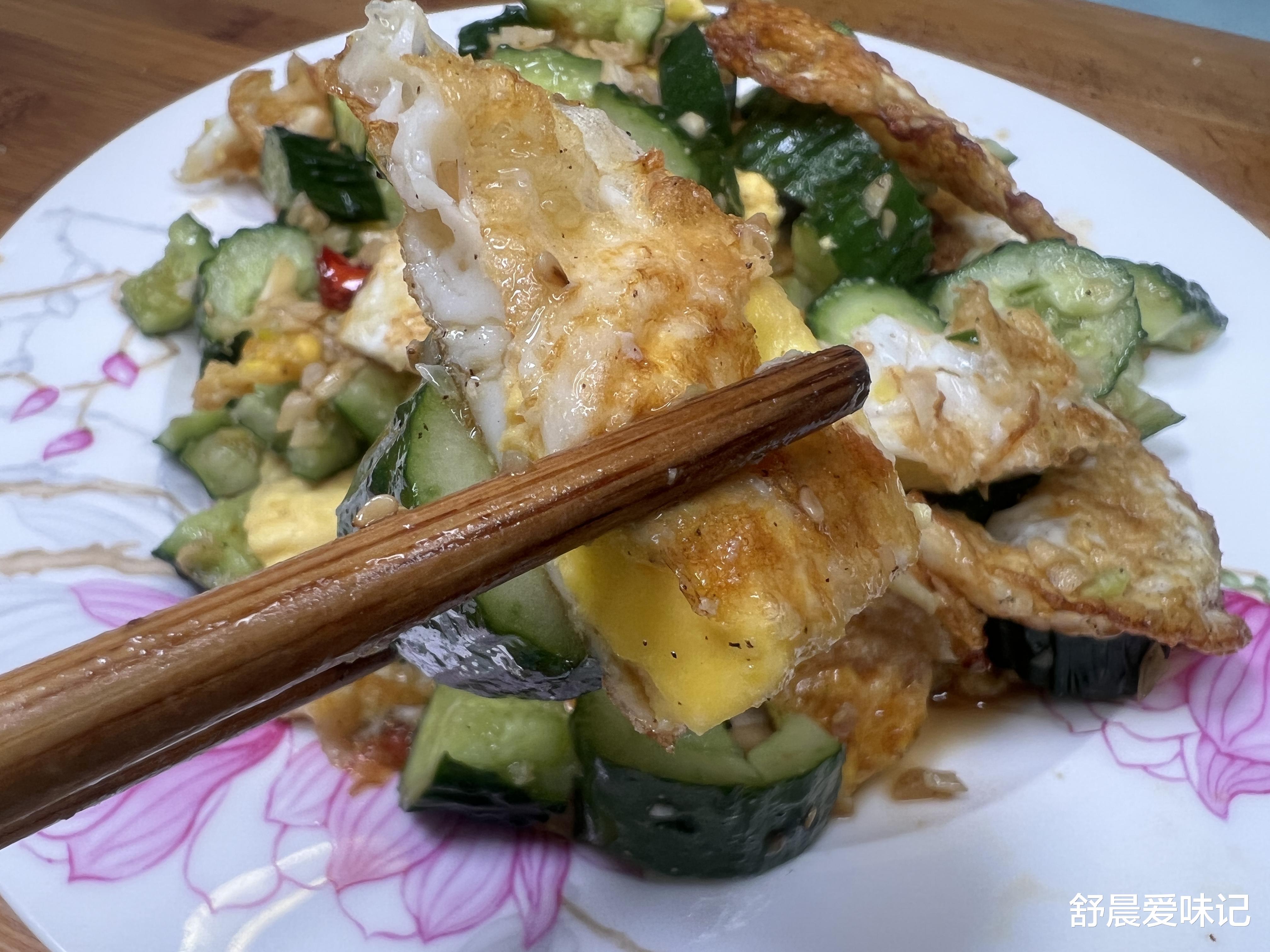 |鸡蛋不煮不炒,和黄瓜简单拌一拌,鸡蛋金黄焦香,黄瓜清脆爽口呢