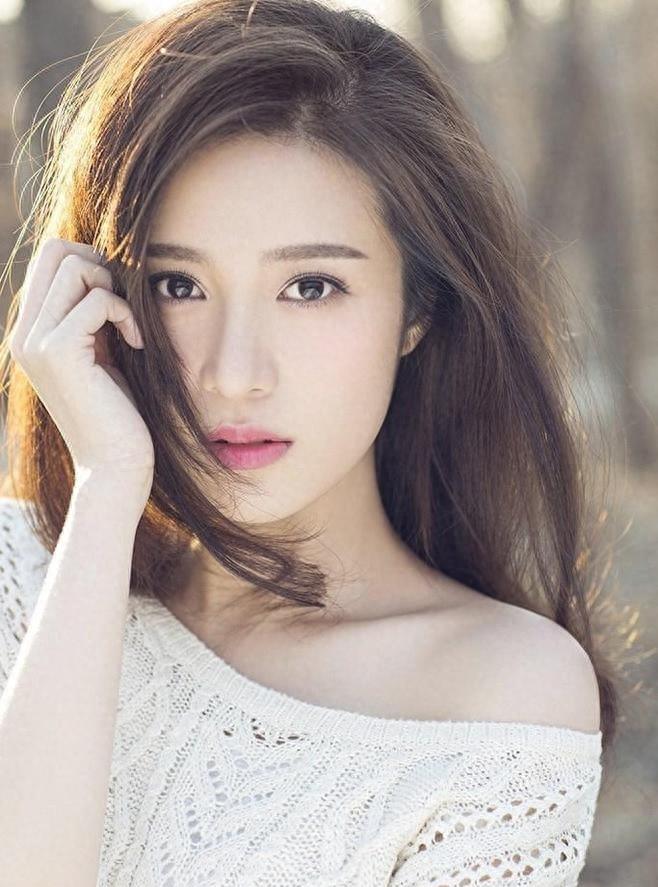 她靠着姑父出道走红，姑父另结新欢后，就彻底沦为了18线演员了