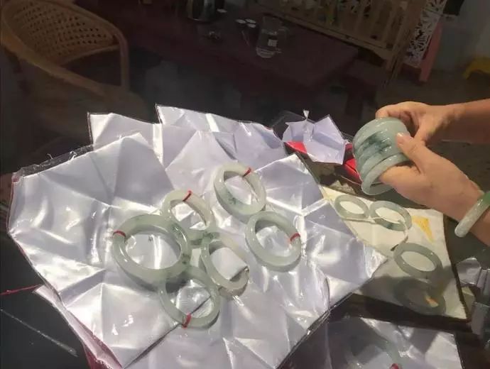 没人要的半明料，竟掏出22条糯冰飘花手镯！