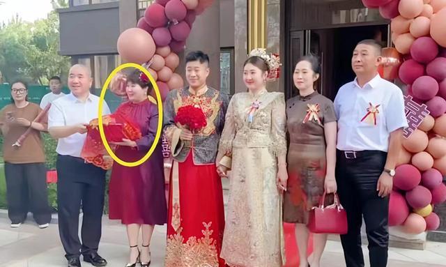 刘能前妻现身儿子婚礼,送200万红包无人搭理,只能坐一旁嗑瓜子