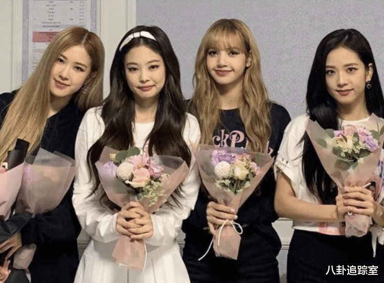 Lisa官宣退出YG公司，穿短裙对镜下蹲漆黑一片，疑赴美入光明会