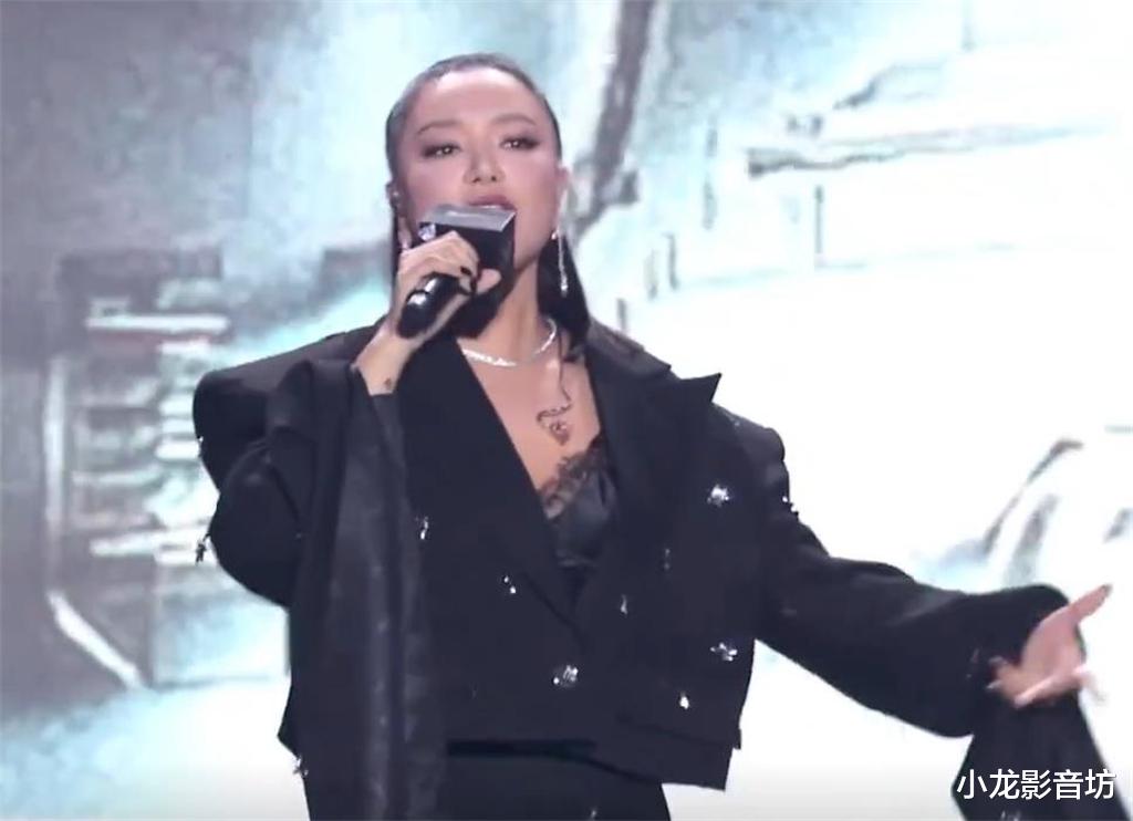 江映蓉盛典现场再唱经典曲目,网友:怀念有她的跨年晚会