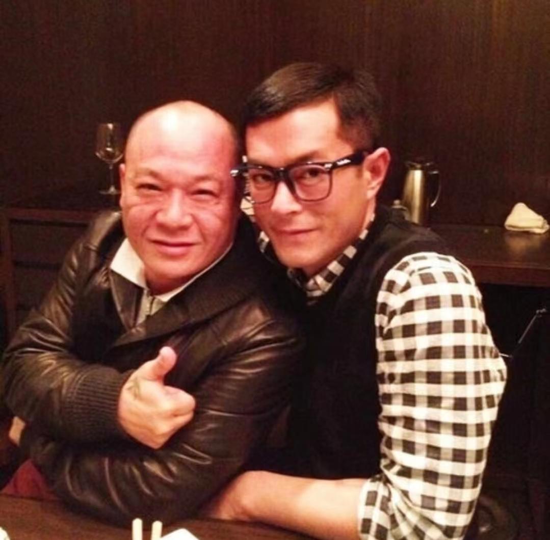 吴志雄|恋情曝光？69岁知名港星与新欢公开牵手吃饭，其身材火辣高达2米！