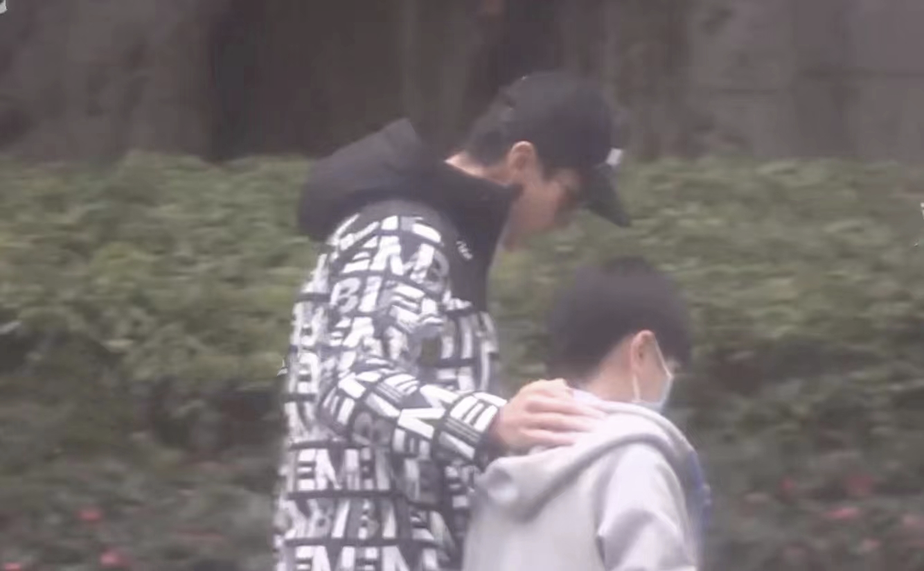 吴尊|吴尊陈小春接孩子放学,在校门口热聊,9岁Jasper和Max身高瞩目
