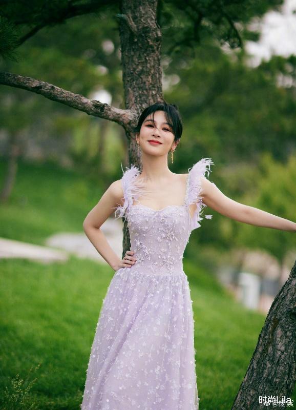 杨紫巴黎时装周，落座首席观秀区彰显非凡咖位，蝴蝶衬裙又美又飒