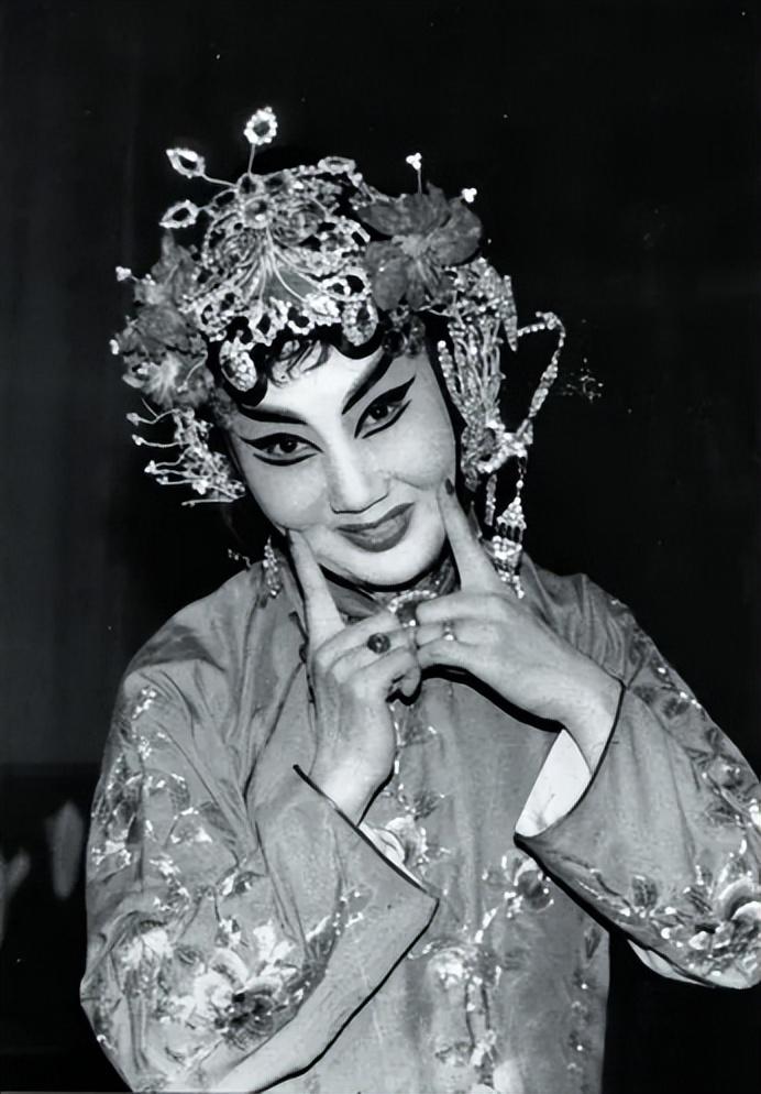 著名演员卢桂兰:前夫悲情离世,再婚带儿子嫁给知名特型演员 - 娱乐