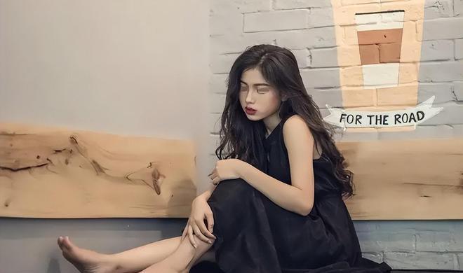 2021年,湖南一起50岁女富豪出轨27岁男模引发伦理闹剧!