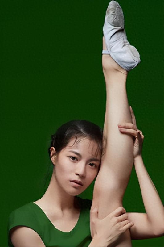 她被冯小刚捧红,成龙接着捧,洪金宝准备捧,为何大佬都偏爱她?