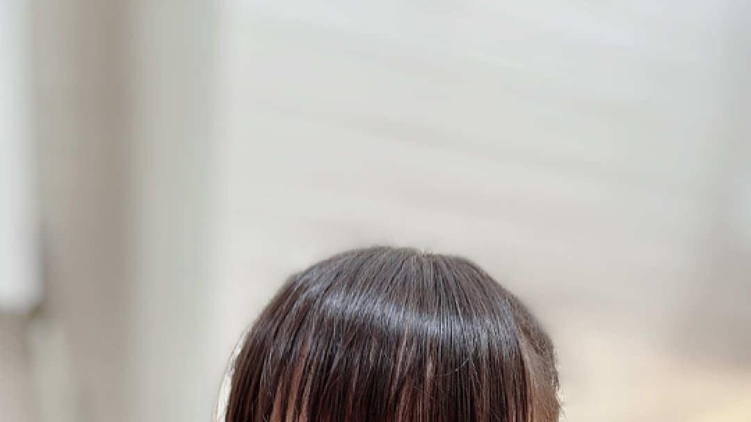 香港知名女星晒女儿近照！小家伙颜值高打扮似公主，被曝很臭美