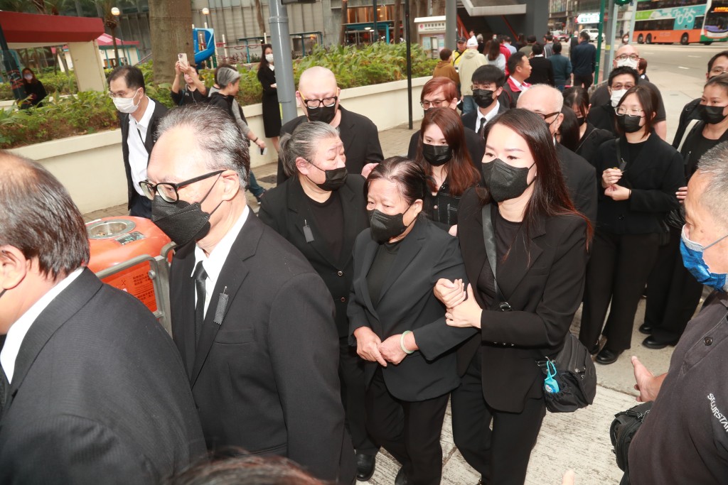 刘德华捧遗照送父亲火化，鞠躬致谢护妻女离开，姐弟六人齐聚