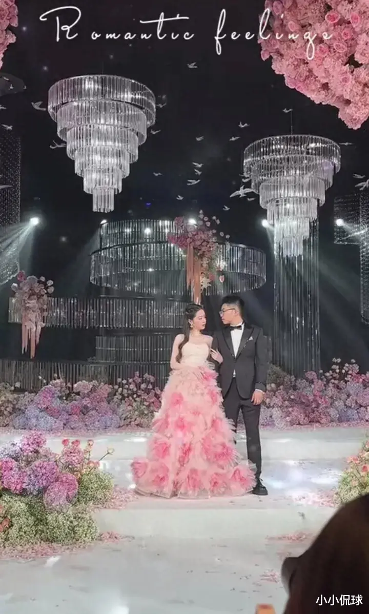 意尔康二公子订婚现场:新娘小肚隆起像怀孕,婆婆风头盖过新娘子!