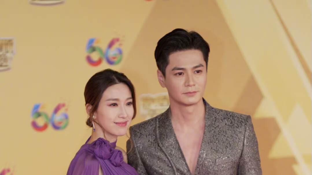 TVB小生亮相台庆活动，与男星亲密合照，亲证视后妻子回巢拍剧