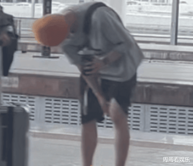 鹿晗在医院被偶遇!巡演连抽转,致旧伤复发,女友关晓彤疑似陪同