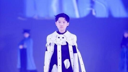 易烊千玺弟弟近照曝光，登台走秀颜值服装引争议，眉眼很像哥哥