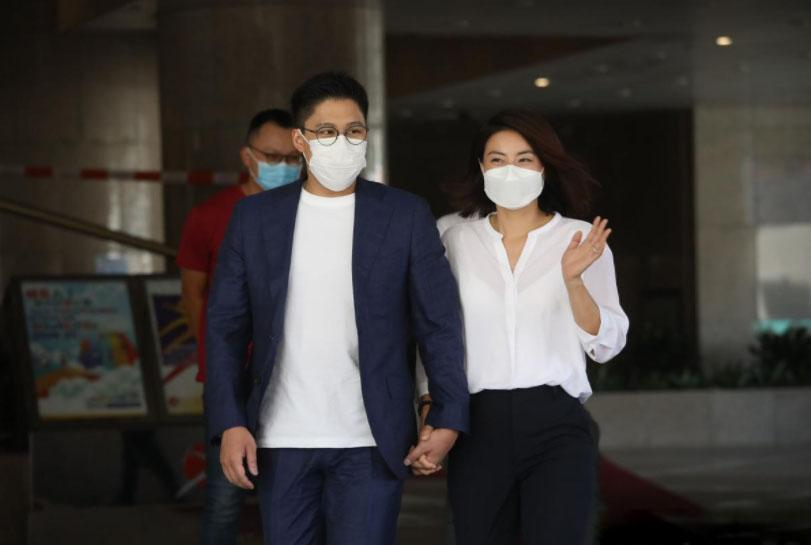 郭晶晶|霍启刚牵手郭晶晶出镜!郭晶晶扎衬衫肚腩横生,满身贵气