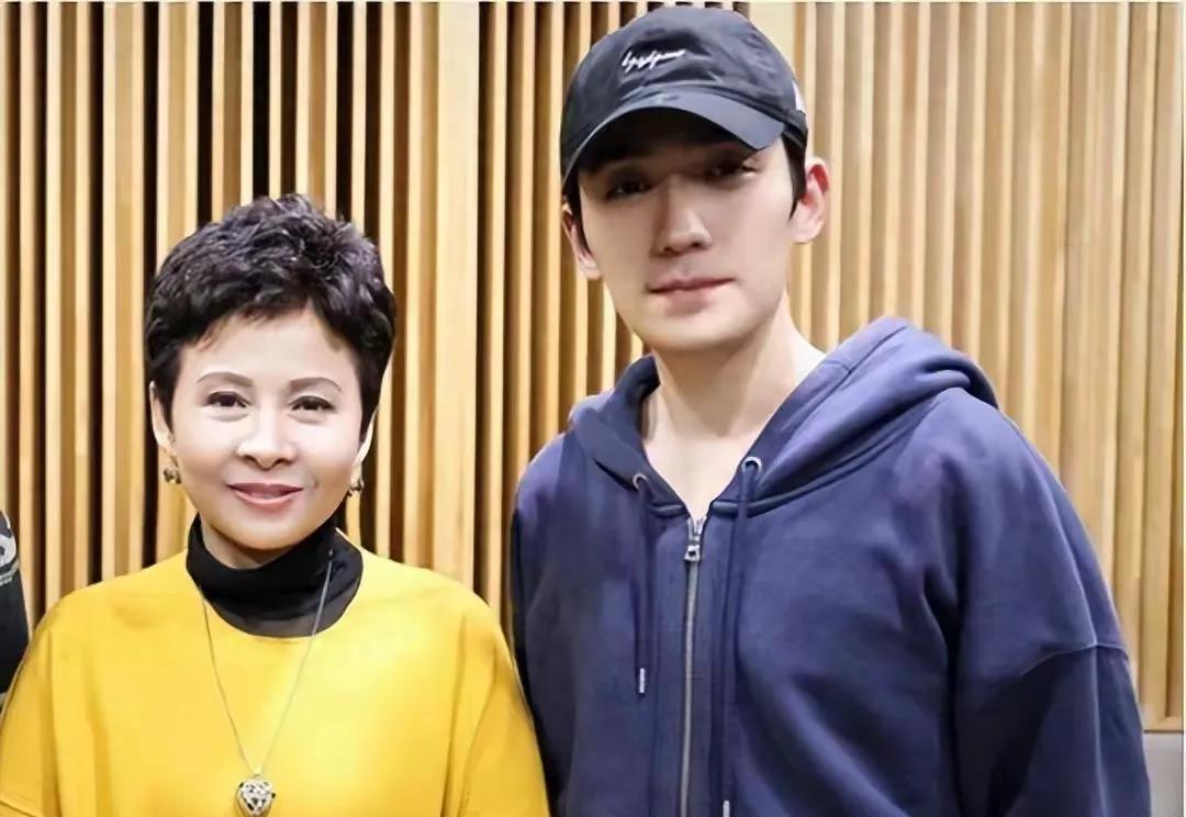 一百万一夜？赖昌星揭露两人真实关系，歌唱家董文华为何会退圈呢？