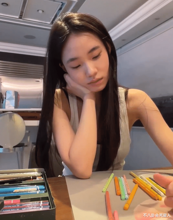 小S|小S二女儿身材火辣,15岁穿短裙秀美腿,被赞“翻版林志玲”