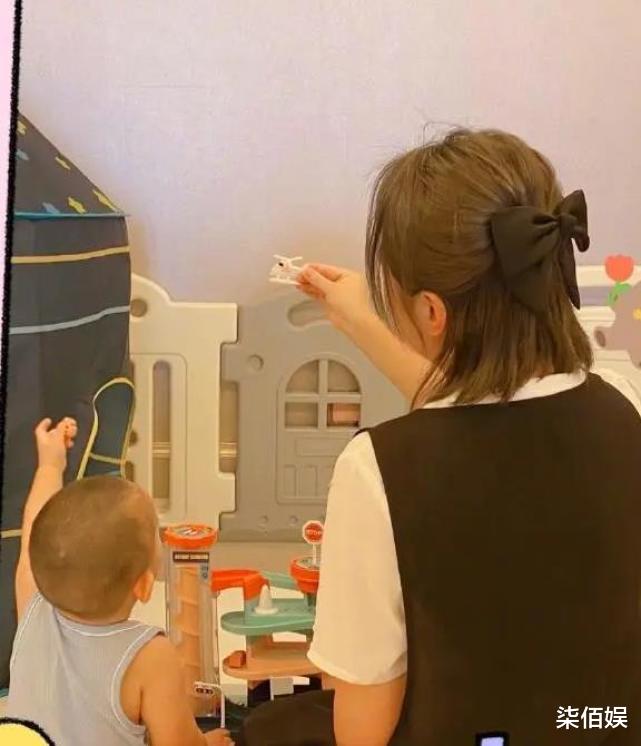 马丽|马丽一家三口逛街，3岁儿子更黏爸爸，许文赫单手抱娃彰显父爱