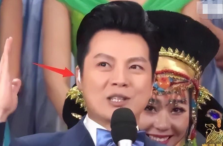 主持人 原来主持人也喜欢“造假”，从睫毛，到屁股，甚至发型都是假的