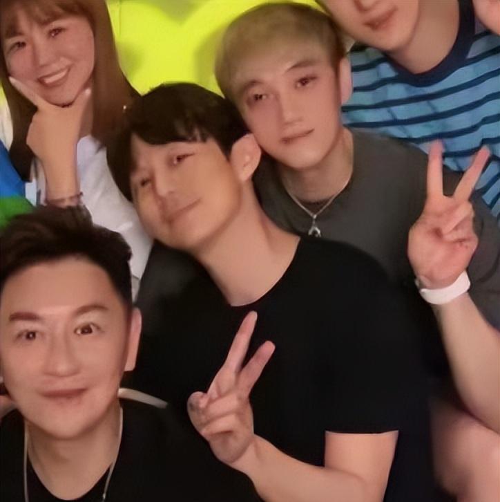 何炅|何炅庆生现场照曝光,与男性朋友依偎合照引热议