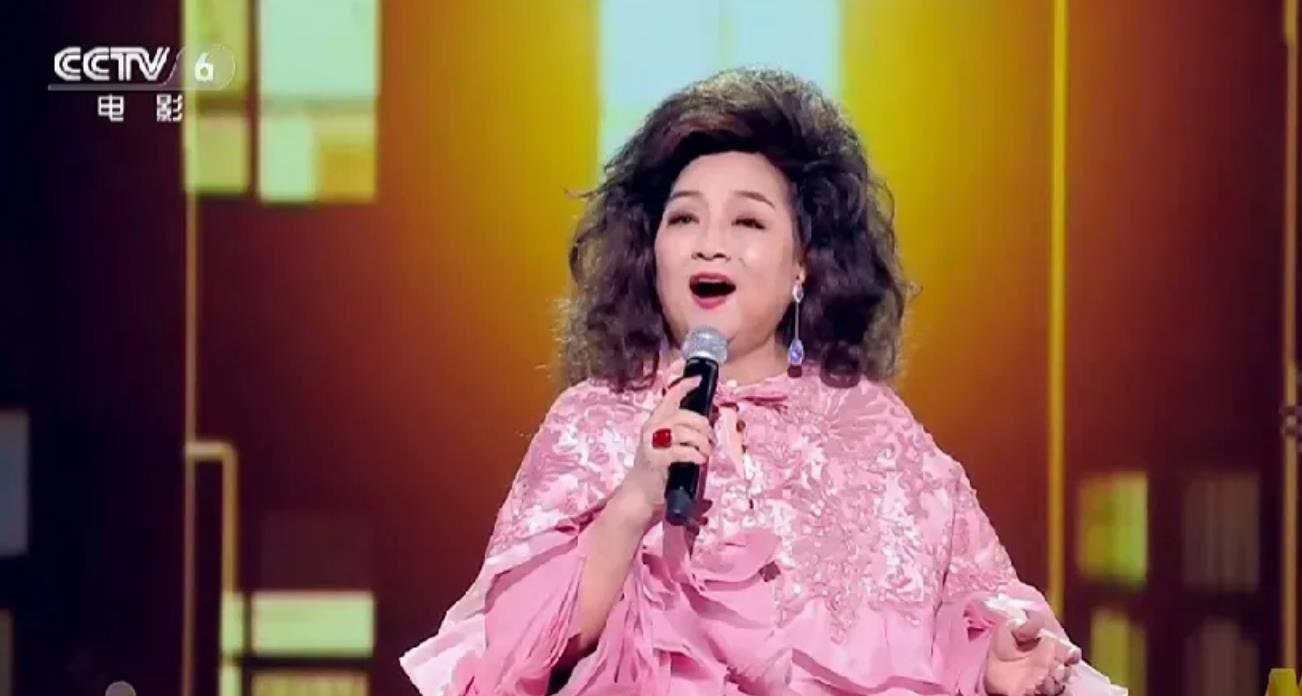 74岁徐小凤被质疑假唱,开口第一句就露馅,真爱粉实锤放的是录音!