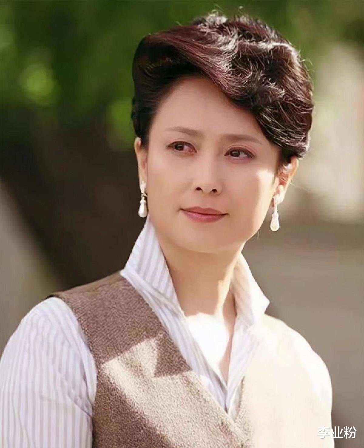 长裙 “第一青衣”左翎：短发时尚、衣品高级，优雅老去才是真的美
