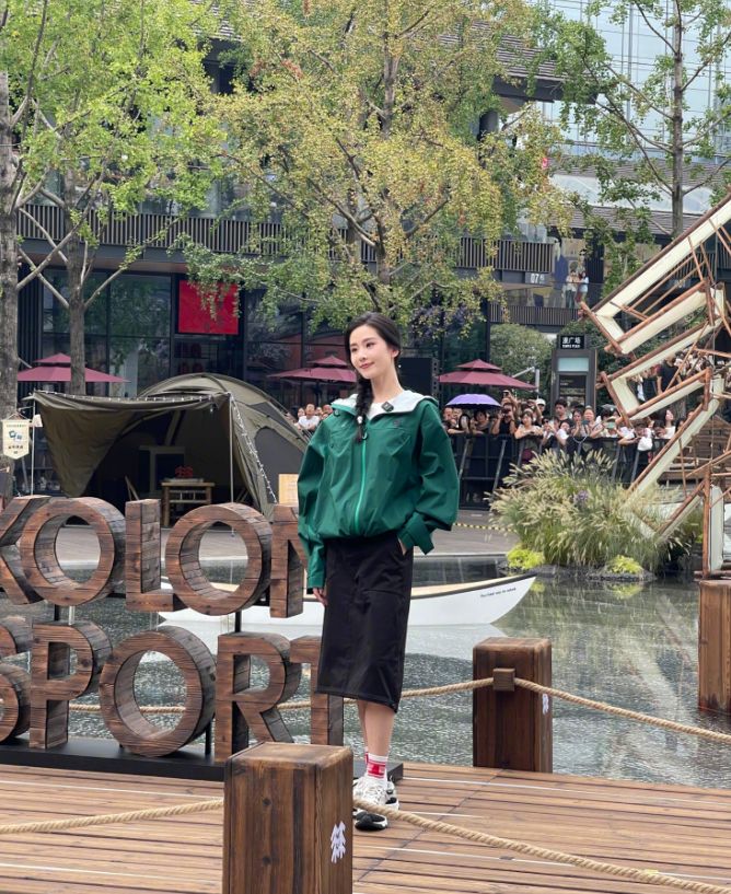 刘诗诗现身成都太古里,仪态端庄气质出众,反季节穿搭不怕热