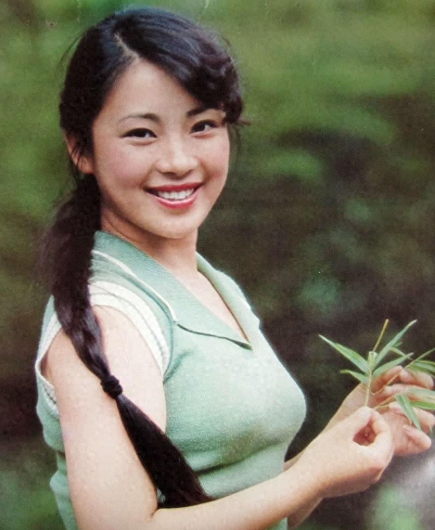 李连杰晒妻子近照,61岁利智衰老似老奶奶,反观前妻的状态依然优雅