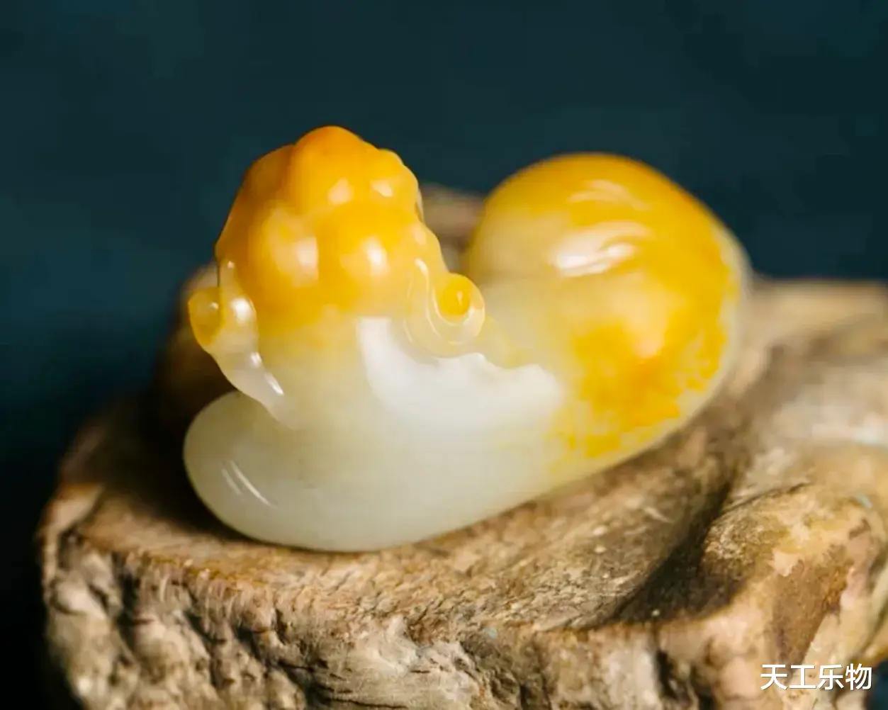 过灯无结构的和田玉黄白料！黄沁籽料荔枝肉巧雕“貔貅”！