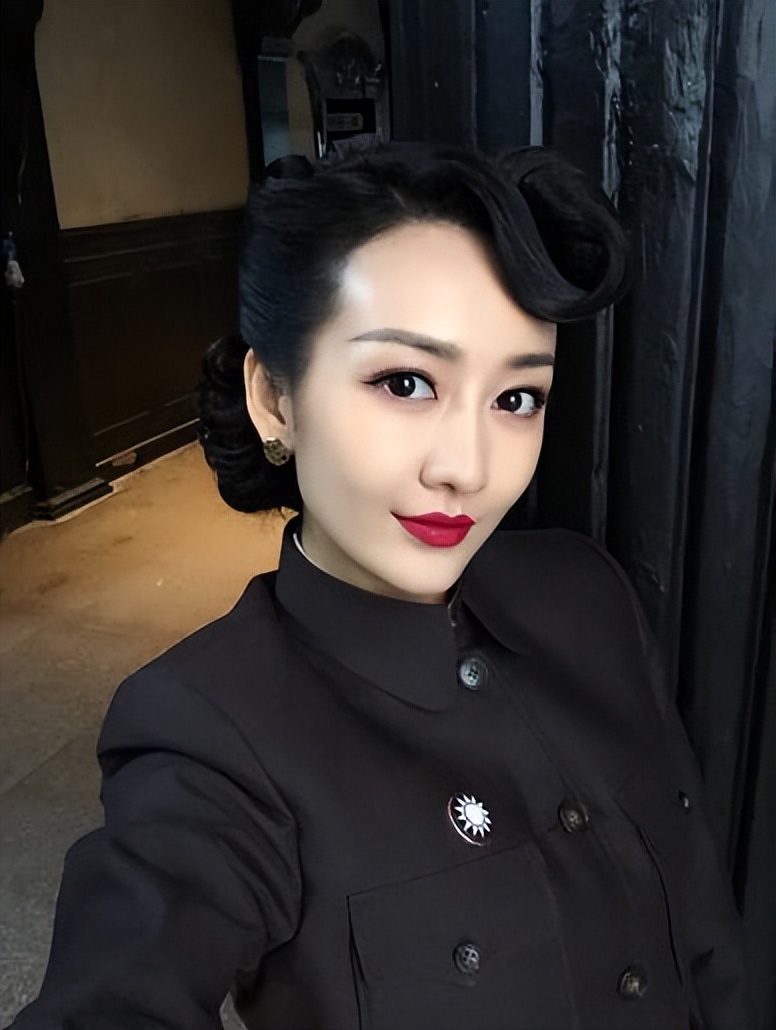 王鸥晒化妆照官宣复工：一月最后一天，春节倒计时