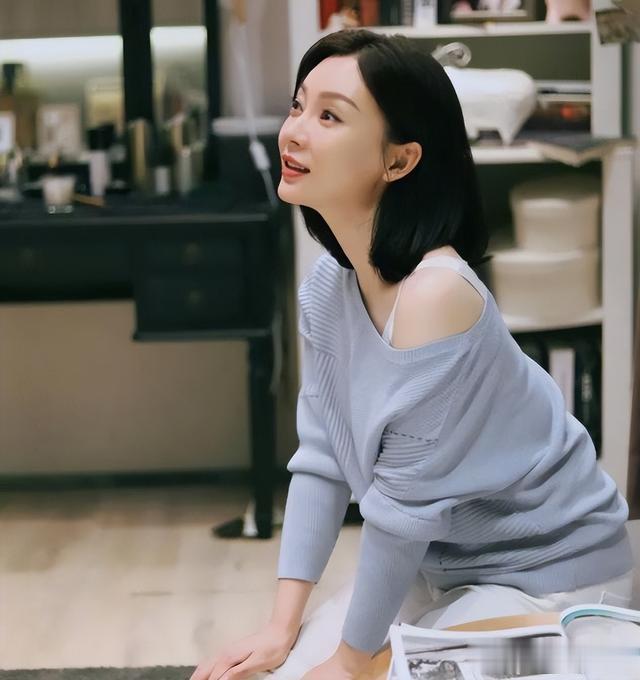 短发 陈数、袁泉告诉你:女人上了年纪,裙要长、发要短,美得优雅高级