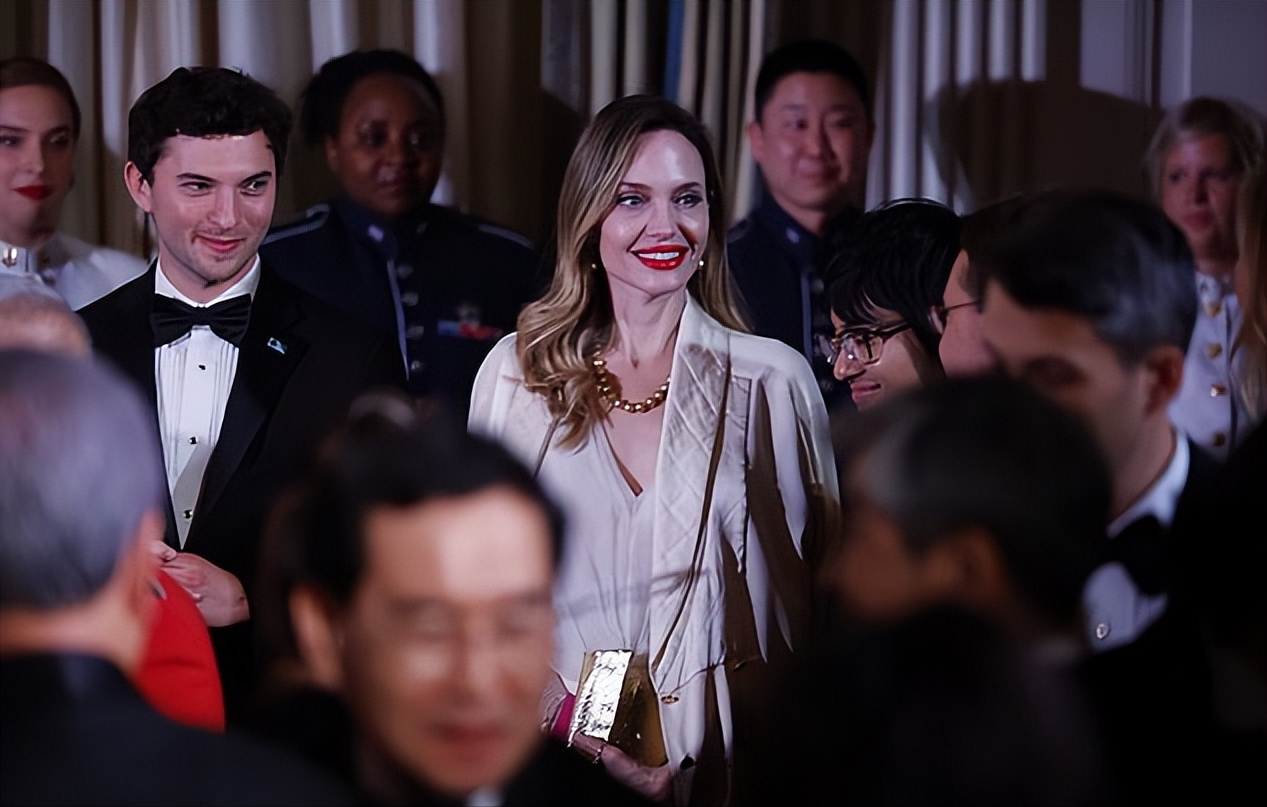 长裙 ?韩国第一夫人访美终于遇到对手!和朱莉在国宴同框,气场输了