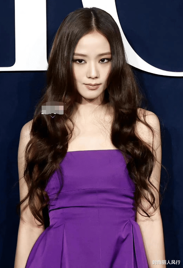 章子怡 章子怡迪奥走秀输韩国女子组合！穿皮裙靠气场赢回排面