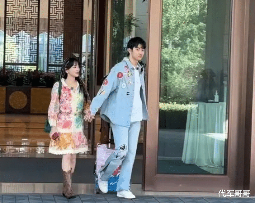 揭秘40岁金莎与小10岁男友的恋情内幕